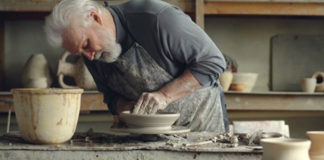 окунать посуду