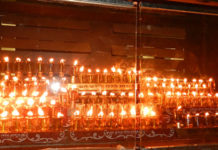 ханукальные свечи в синагоге