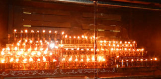 ханукальные свечи в синагоге